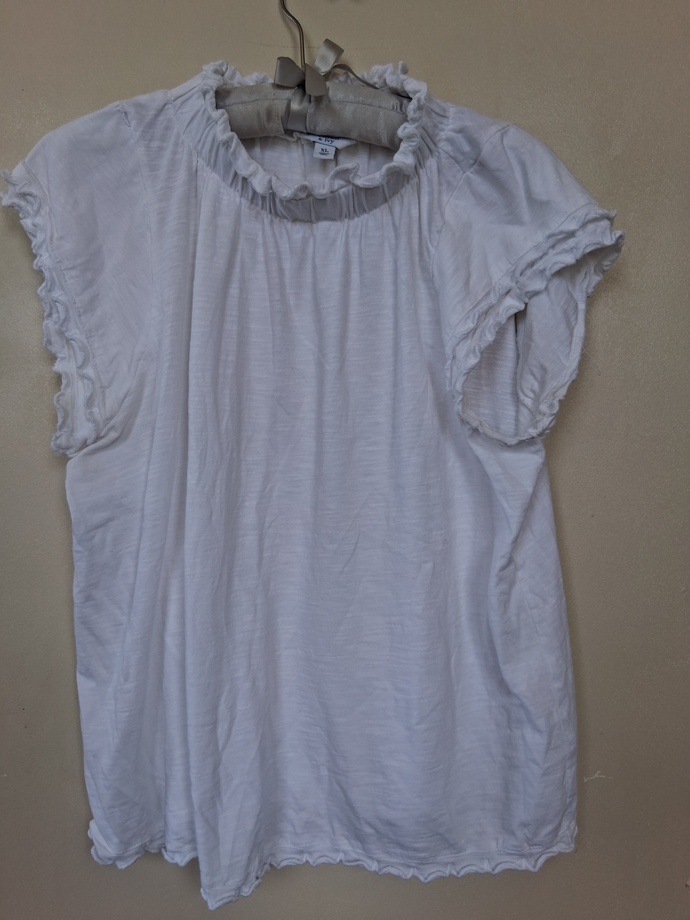 crown & ivy White Ruffled Crewneck Short-Sleeve Blouse